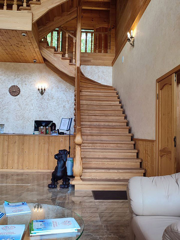 Отделка загородного отеля. Сочетание перламутрового песка с натуральным деревом