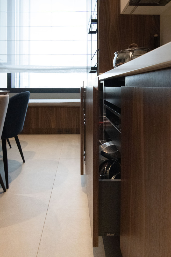 Кухня в стиле минимализм с фасадами под "темное дерево"