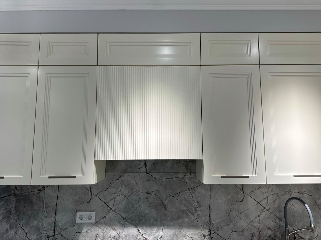 Кухня Фабиана в цвете Белло, выполненная под индивидуальный заказ.