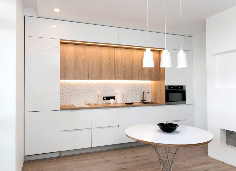 Обложка проекта: Белая глянцевая кухня с деревянными светлыми фасадами