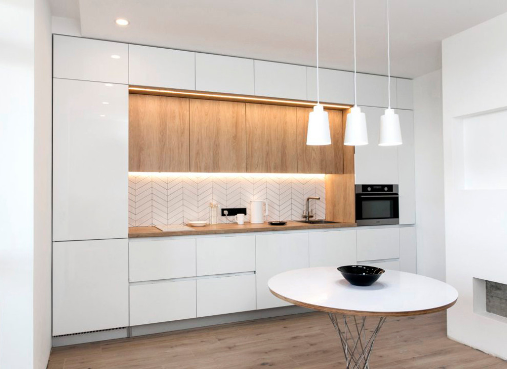 Обложка проекта: Белая глянцевая кухня с деревянными светлыми фасадами