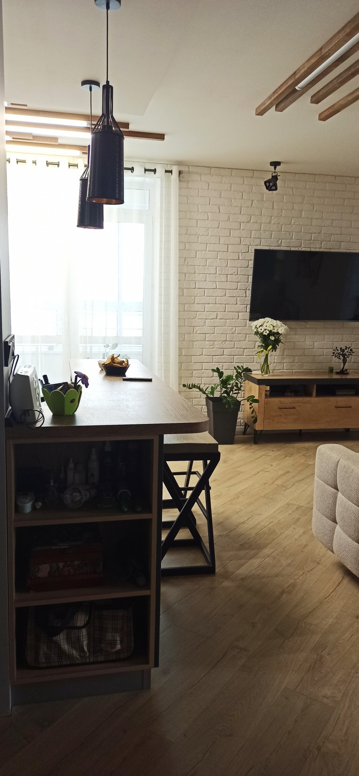 Современный интерьер с элементами лофта и сканди.