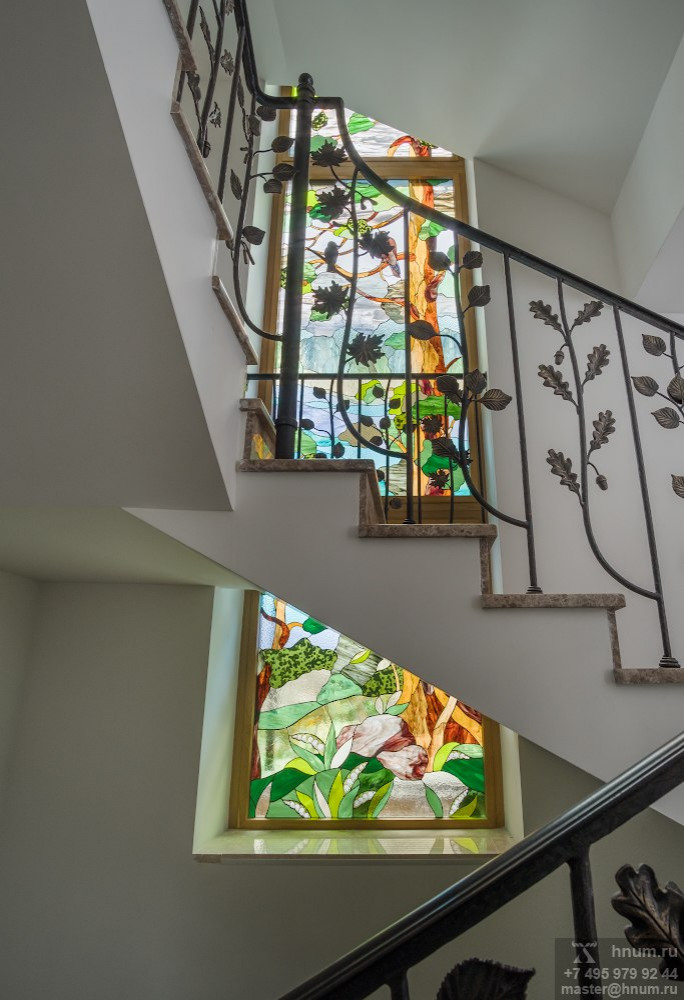 Фотосъёмка кованой лестницы и витражей в загородном доме