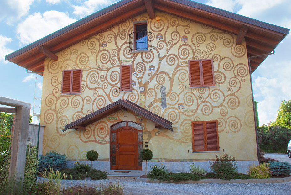 Фасад частного дома, декорированный мотивами Густава Климта