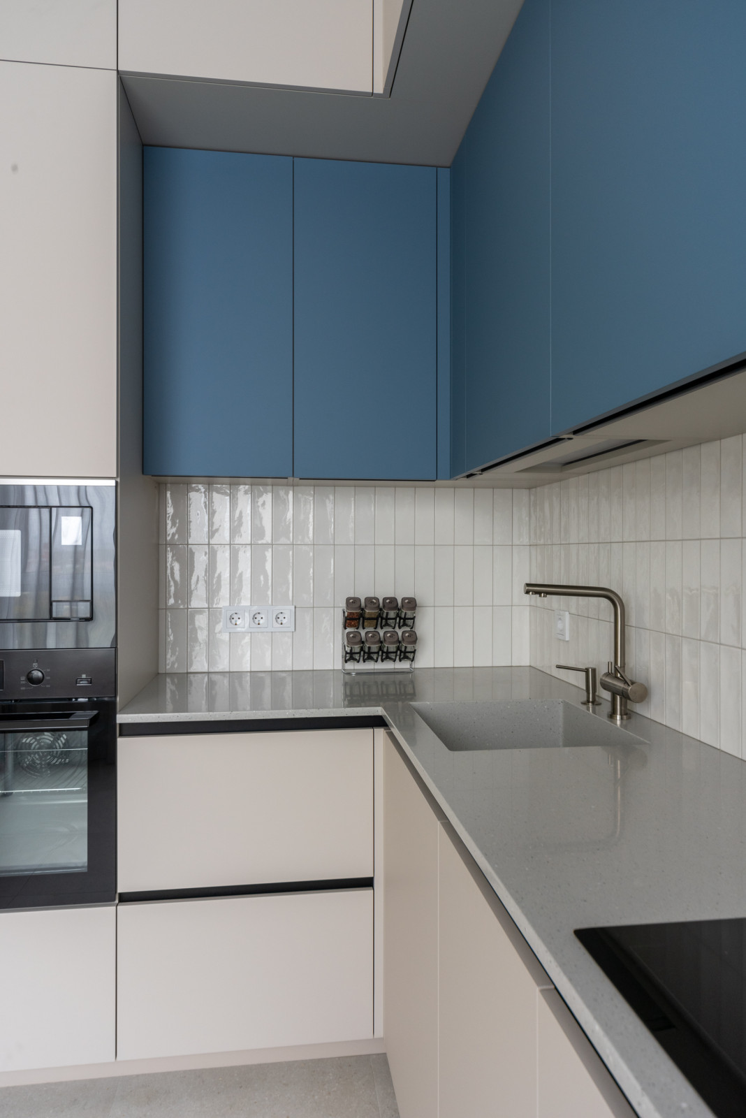 Двухуровневая угловая кухня