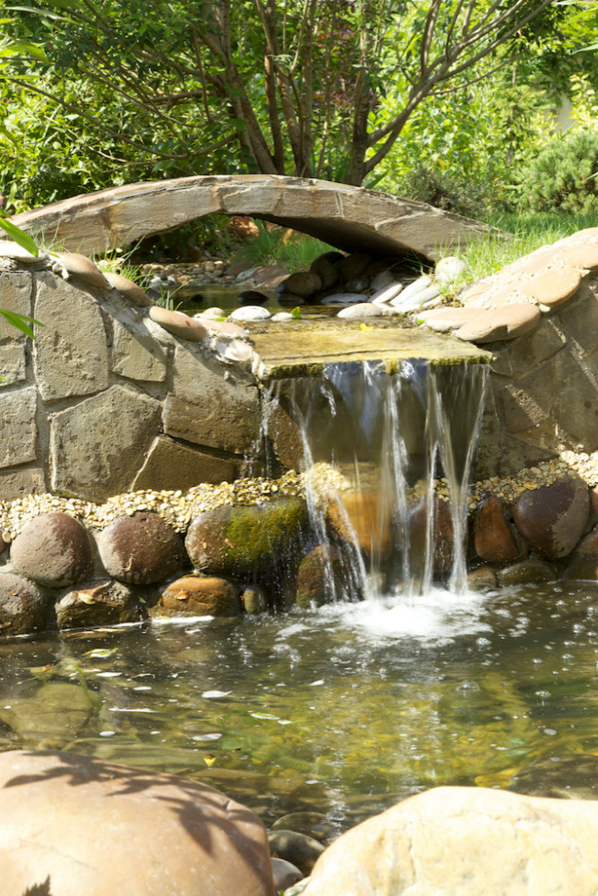 Беседка на приусадебном участке дома