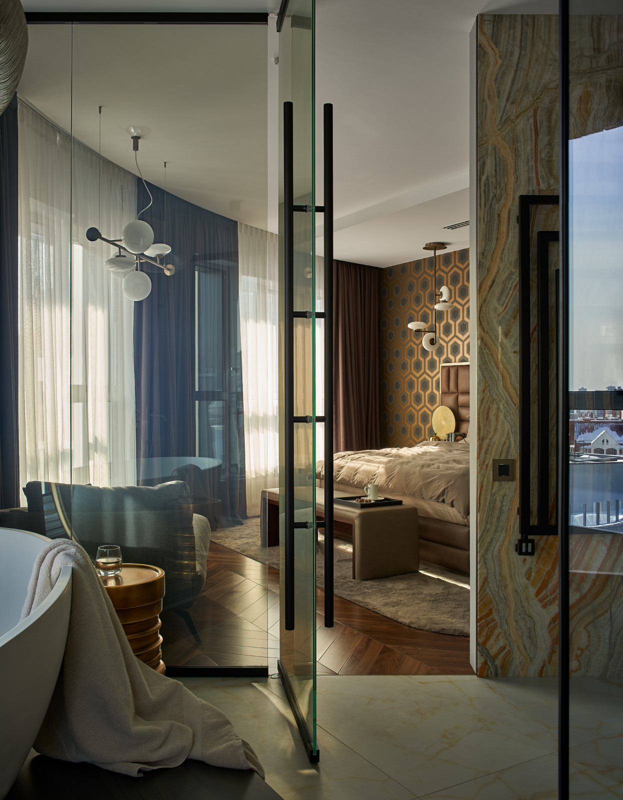 Вид из ванной в спальню