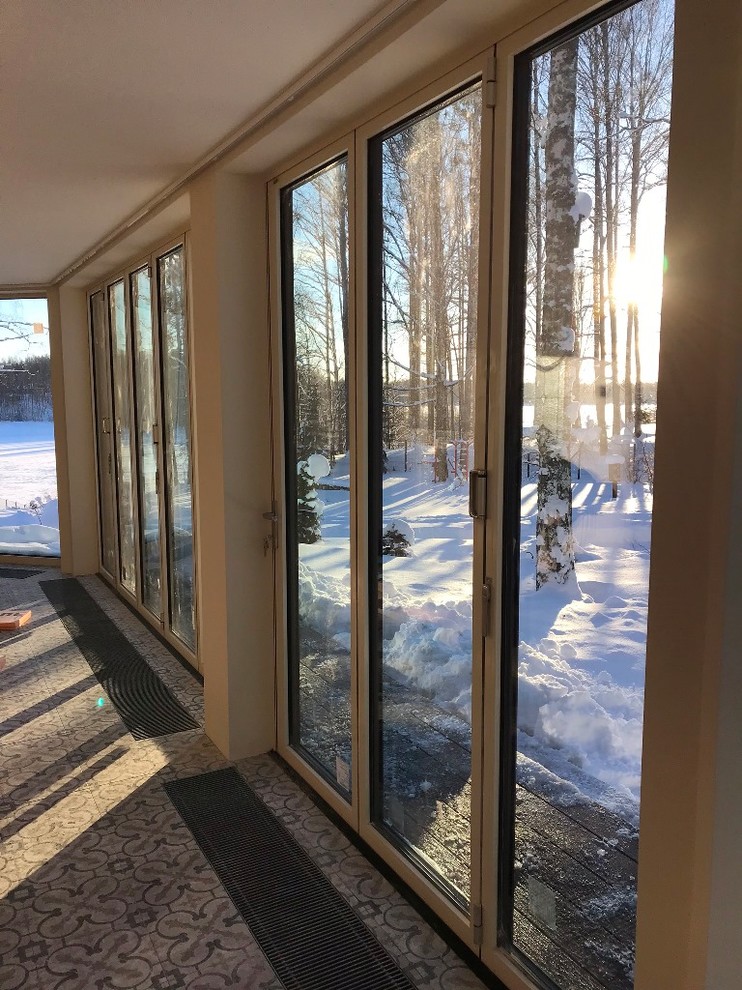 Зимний сад на берегу лесного озера