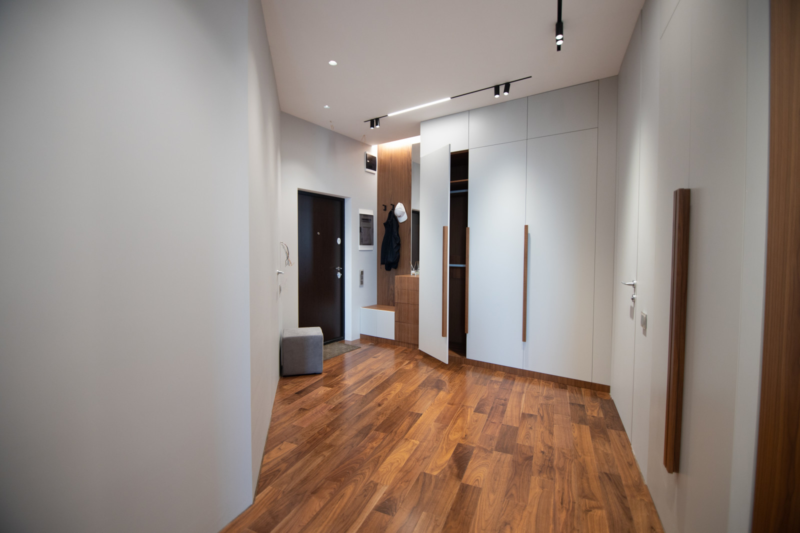 Мебель в прихожую в современном стиле