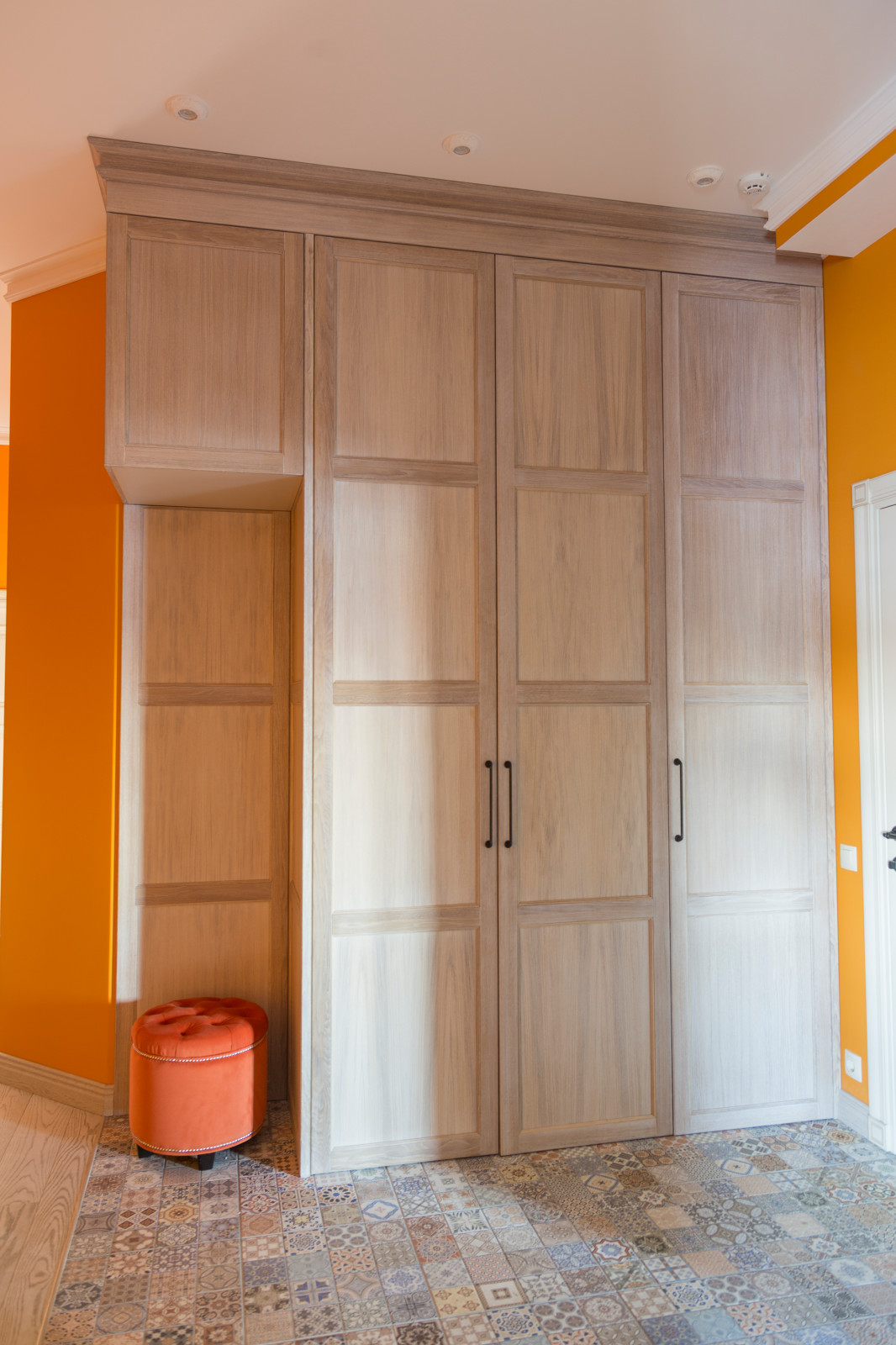 Встроенный шкаф в детскую из массива дуба