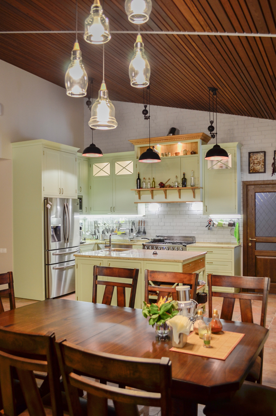 Нежно-зеленая кухня в американском стиле с островом