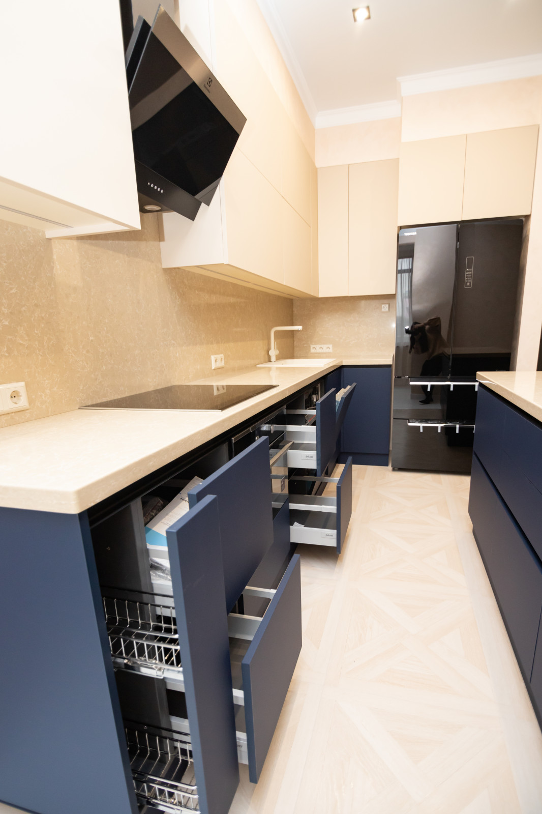 Бело-синяя кухня в современном стиле