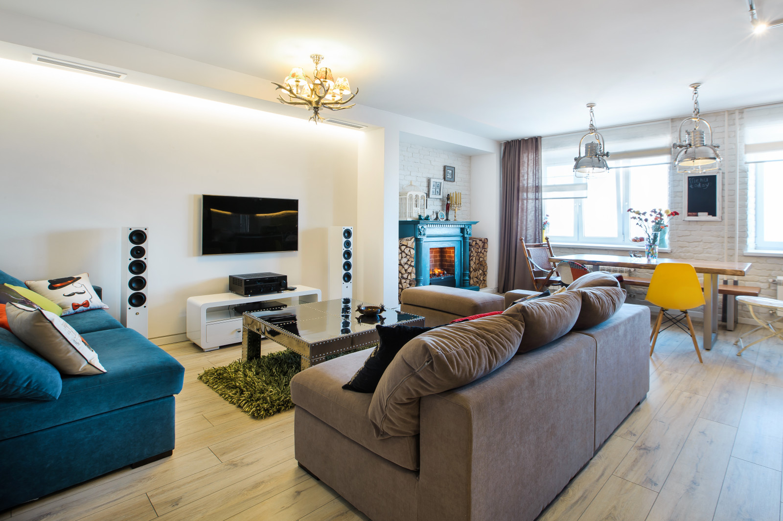 Houzz тур: Деревянный куб в гостиной и белая спальня для молодой семьи