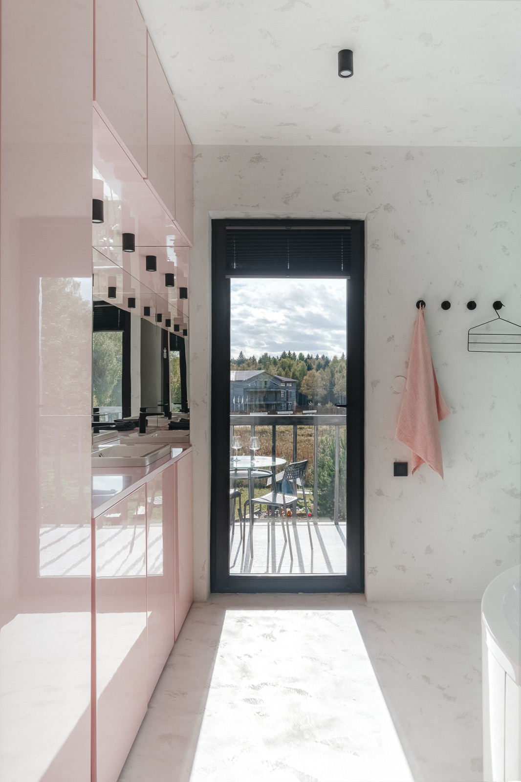 Проект недели: Загородная ванная с выходом... на балкон