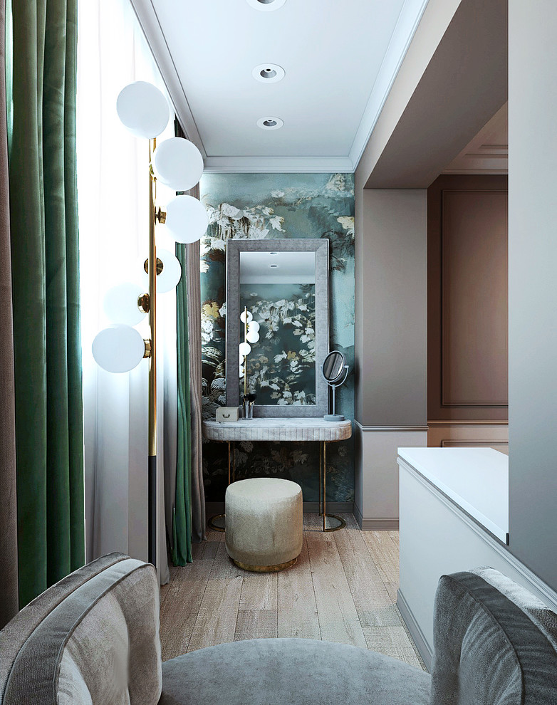 Глубокая зелень и жухлые розы