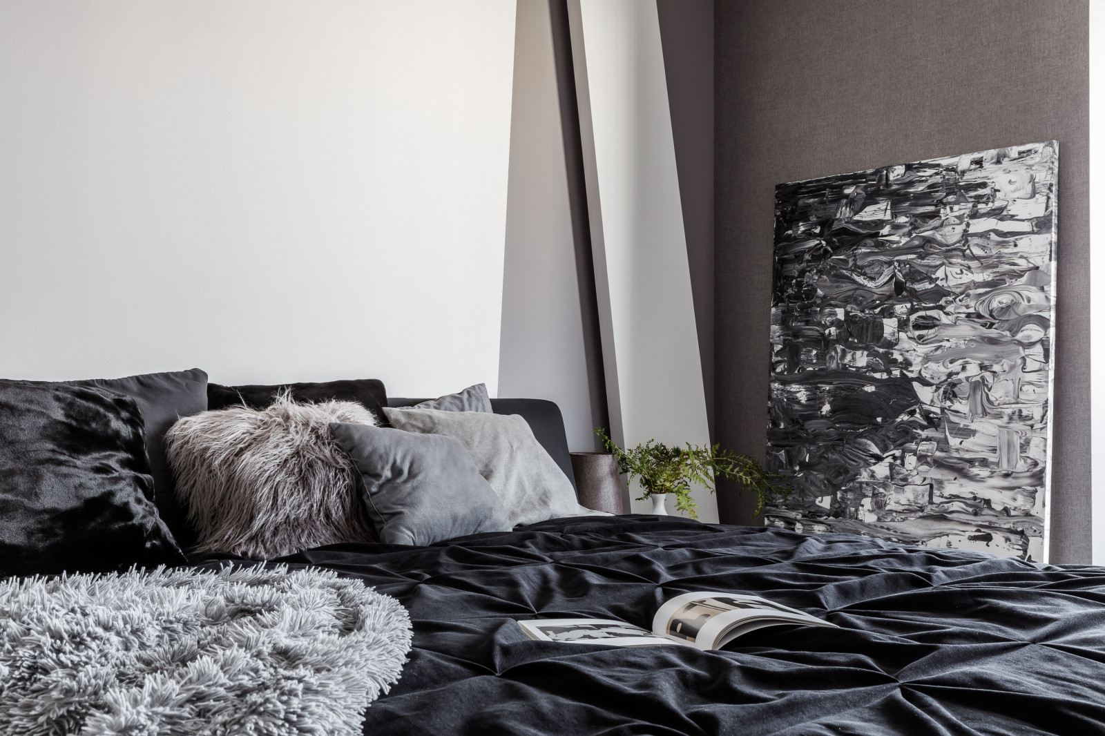 Монохромный интерьер в 2-х комнатной квартире