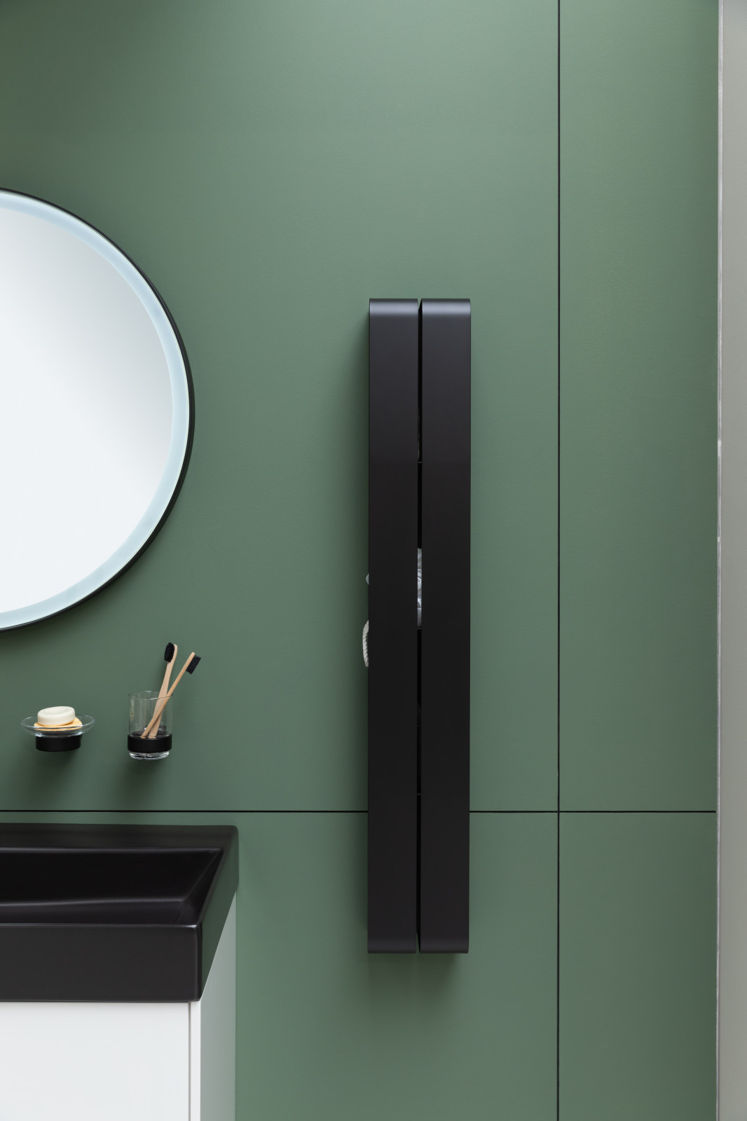 Подвесная полка для ванной комнаты в черном цвете