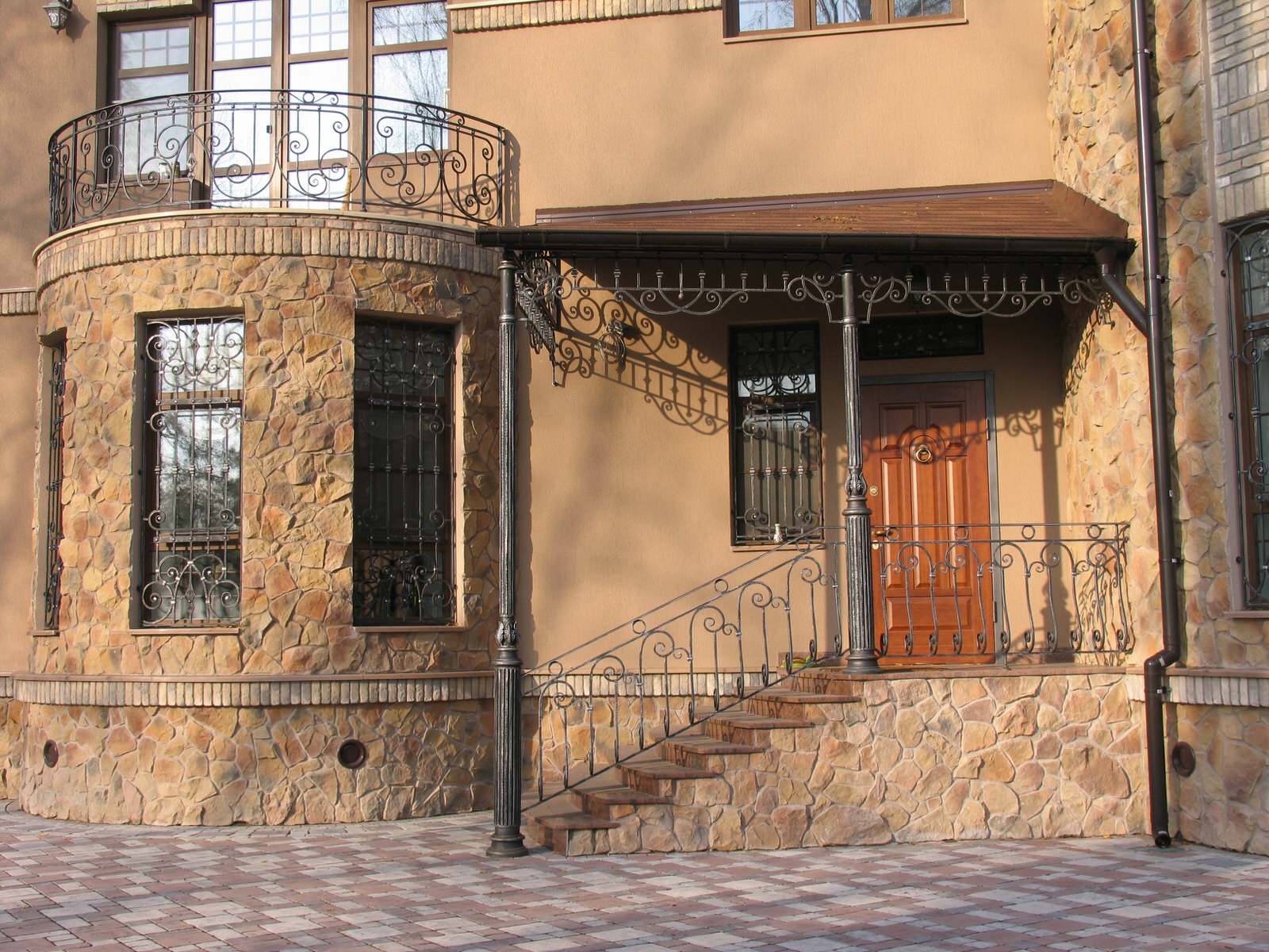 Главный вход, лестничное ограждение