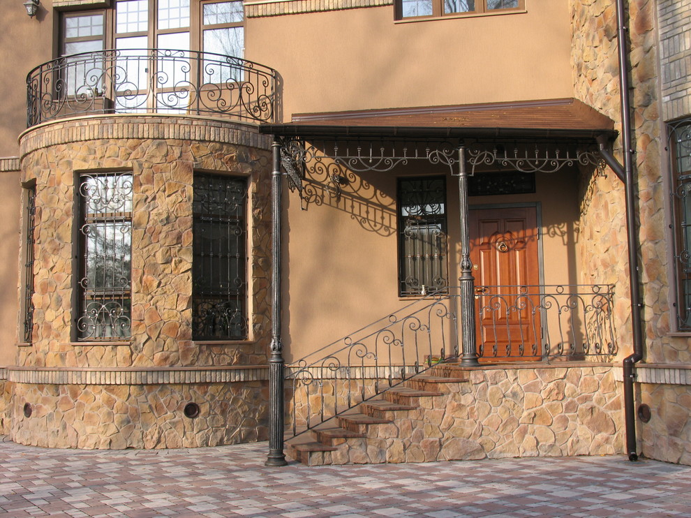 Главный вход, лестничное ограждение