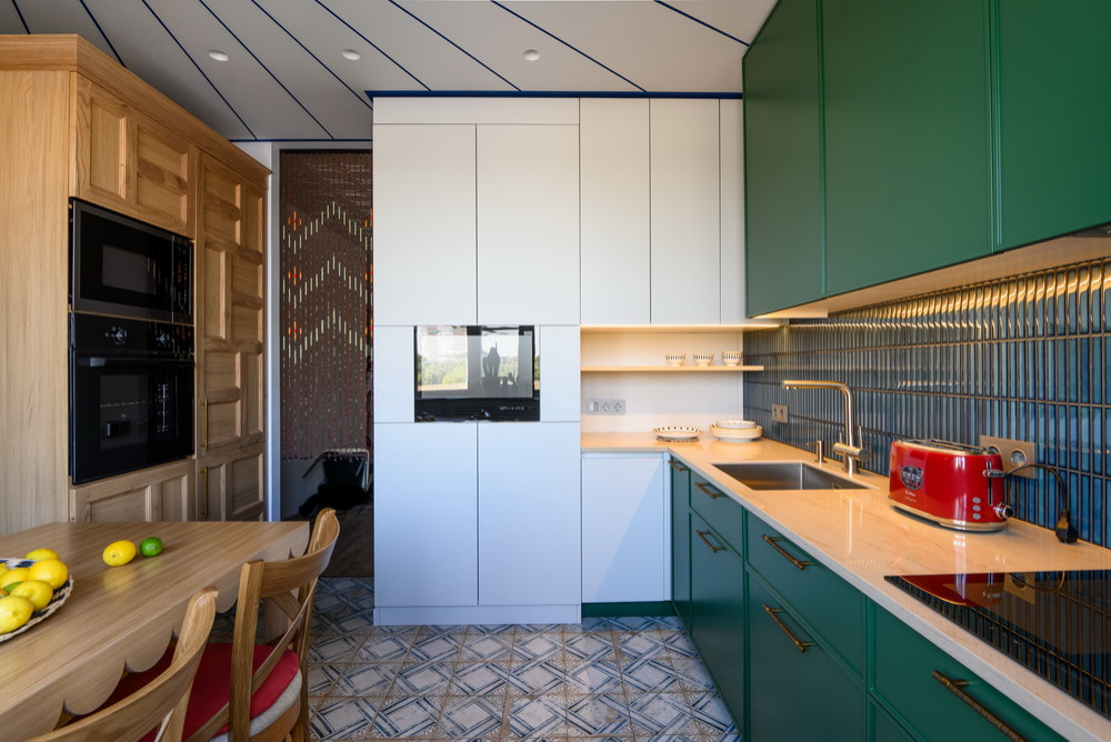 Кухня с кубинской дамой