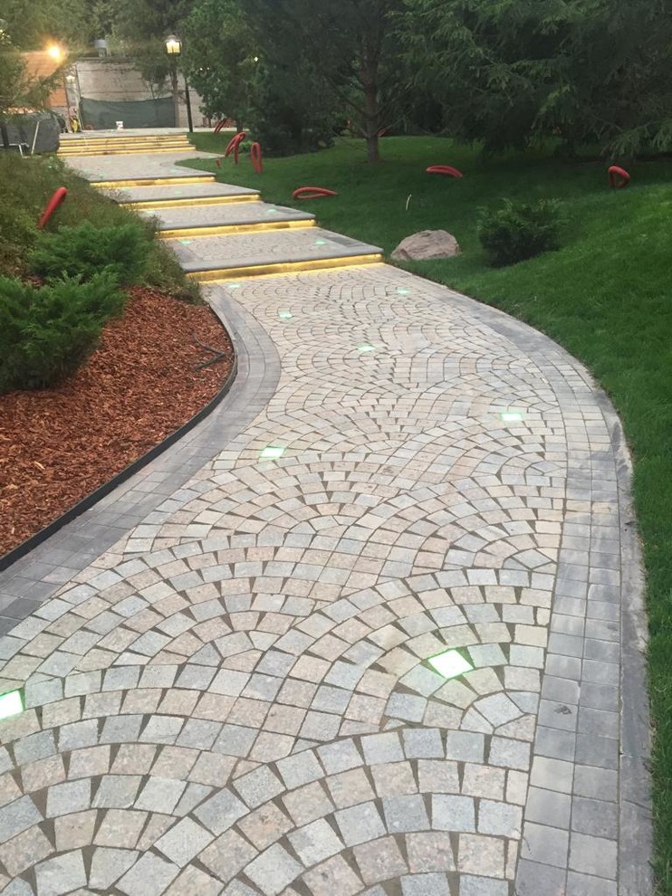 Мощение пешеходной зоны в загородной резеденции