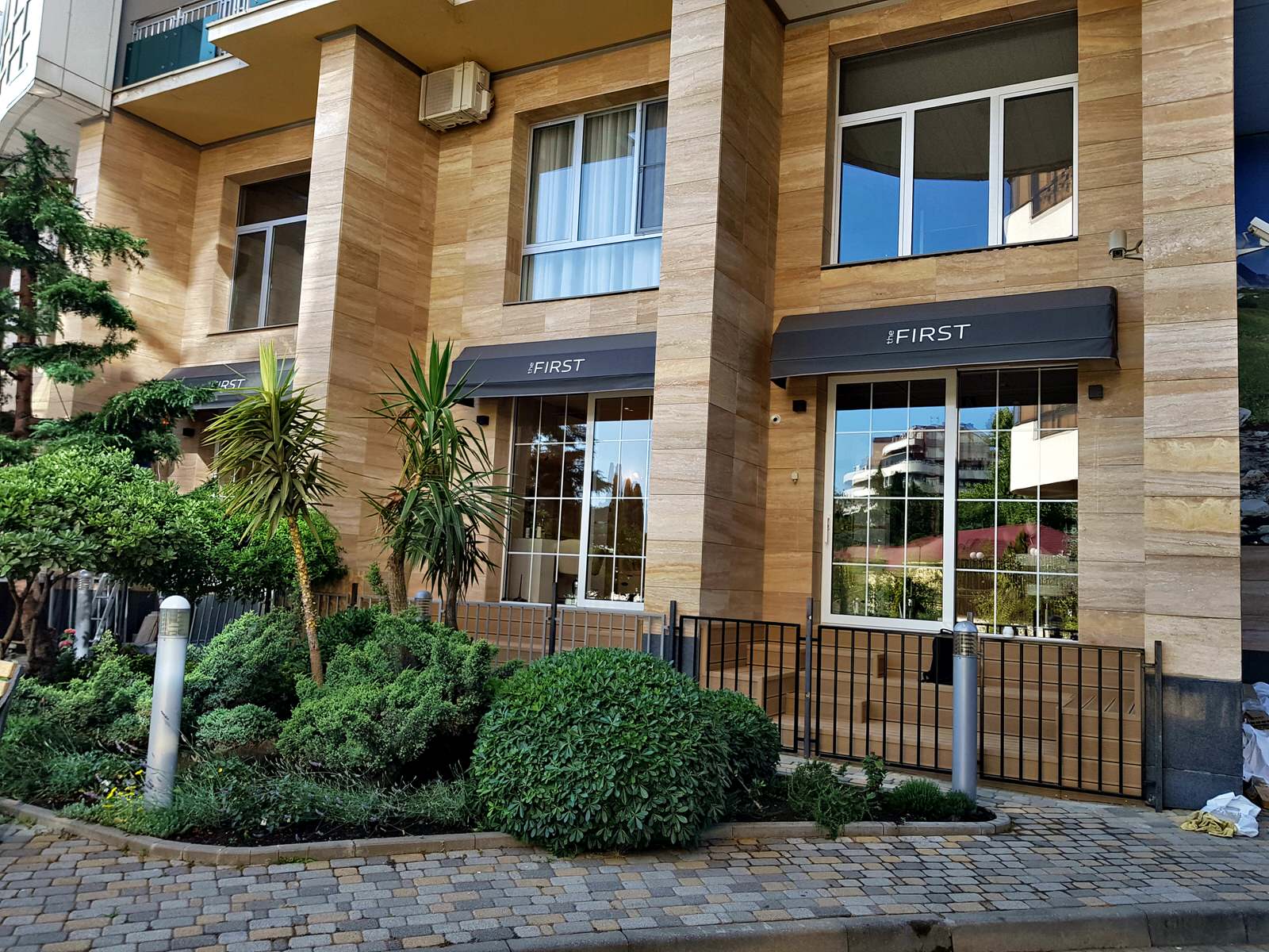 Обложка проекта: Оформление фасада салона красоты маркизами