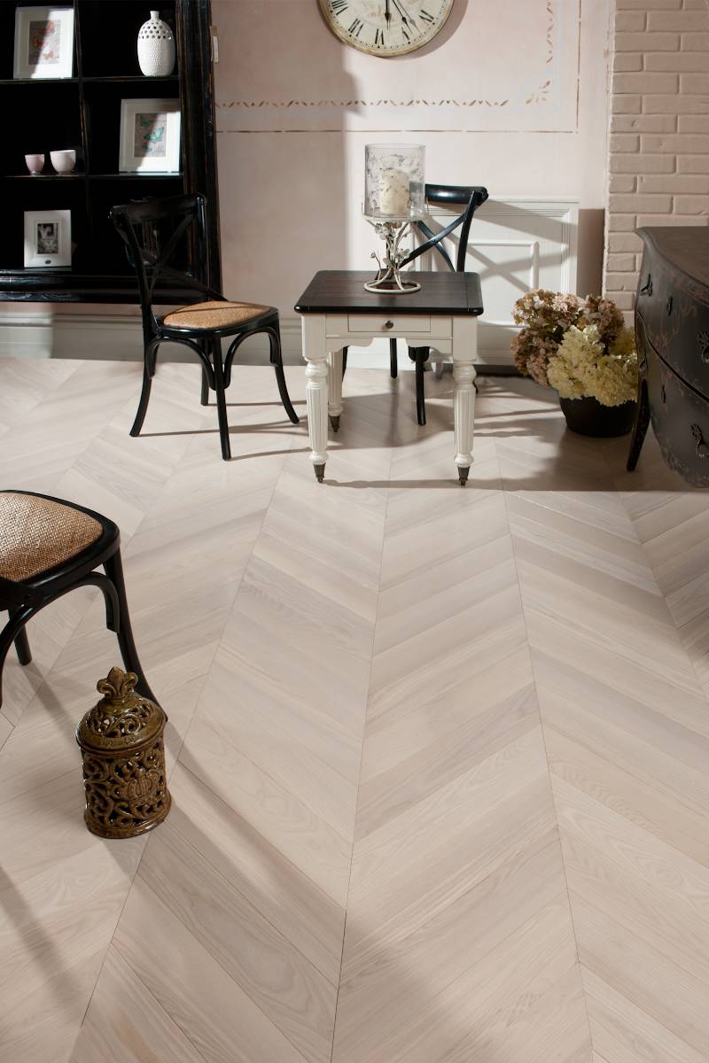 Паркет "Французская елка". Ясень Лунный свет