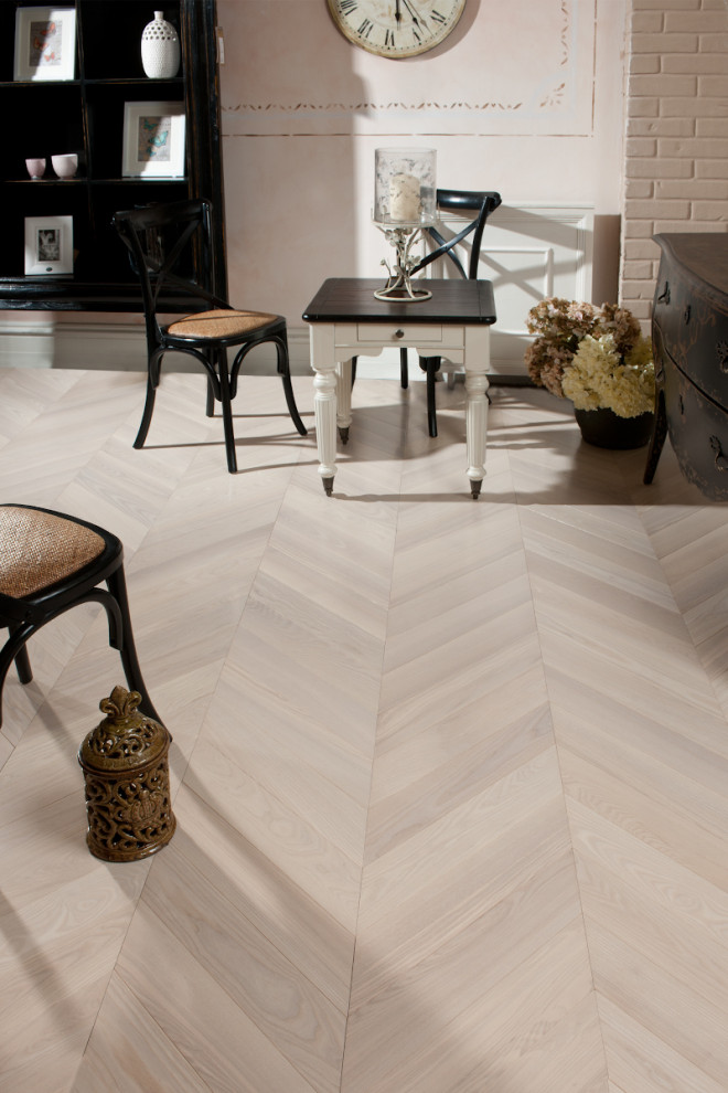 Паркет "Французская елка". Ясень Лунный свет