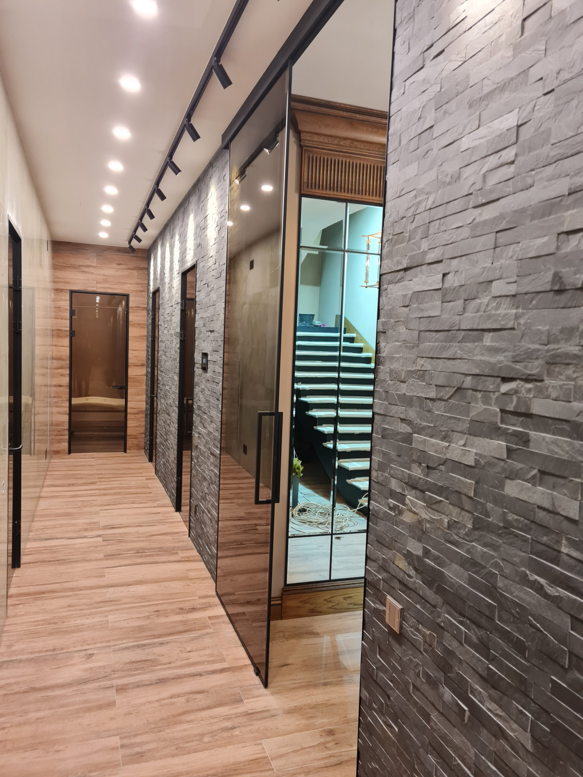 Стеклянные двери