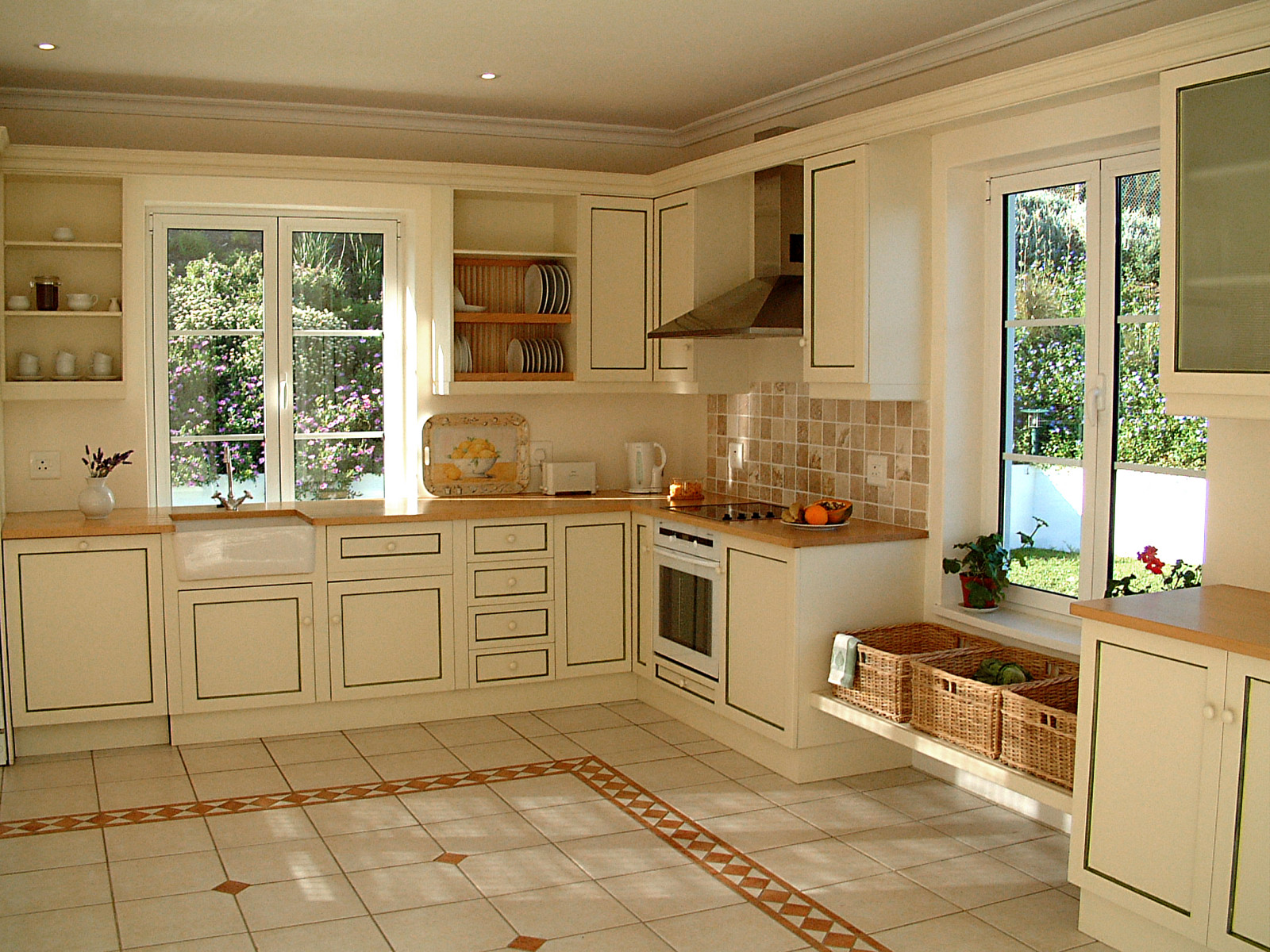 Кухня с двумя окнами