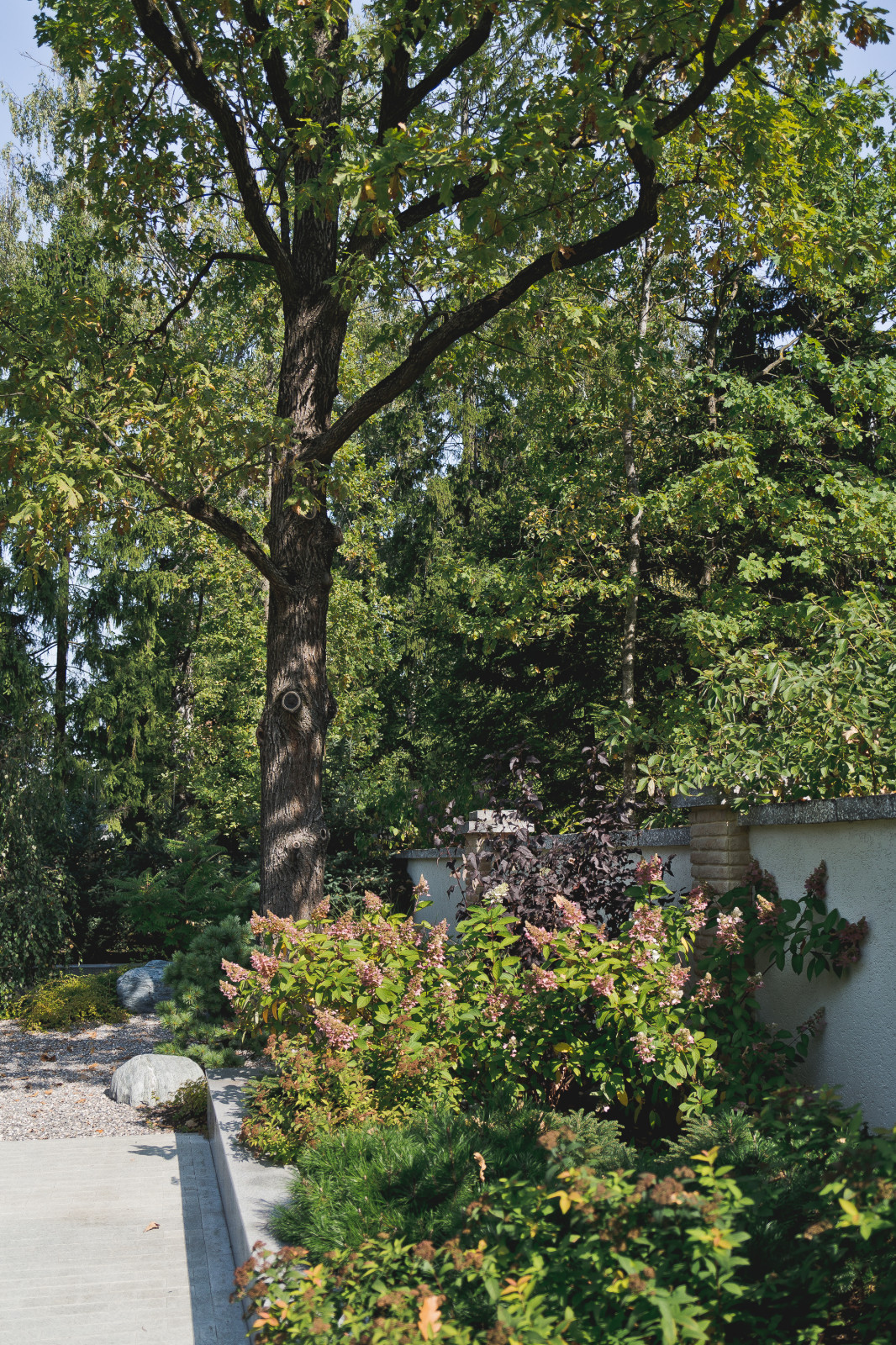 Маленький сад перед таунхаусом