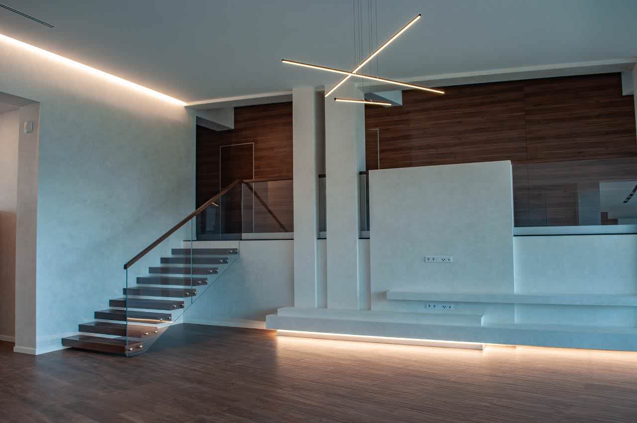 Консольная лестница в доме с несколькими уровнями пола