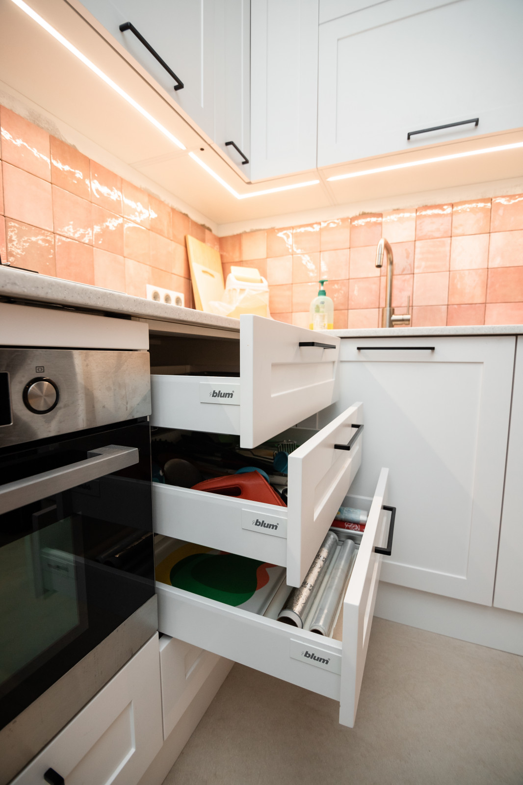 Белая небольшая кухня в стиле неоклассика