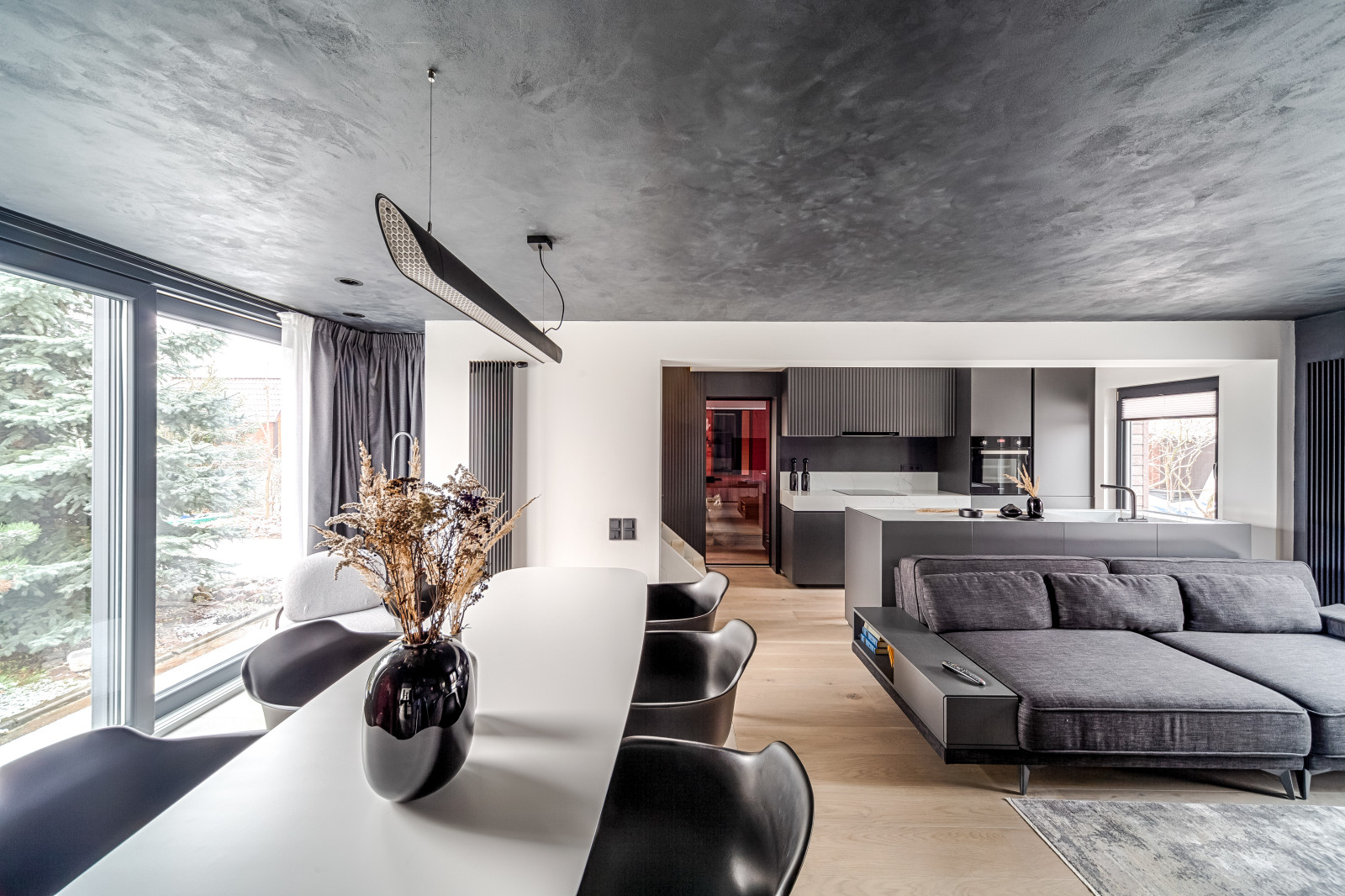 Антиизба – кухня-гостиная в темных тонах