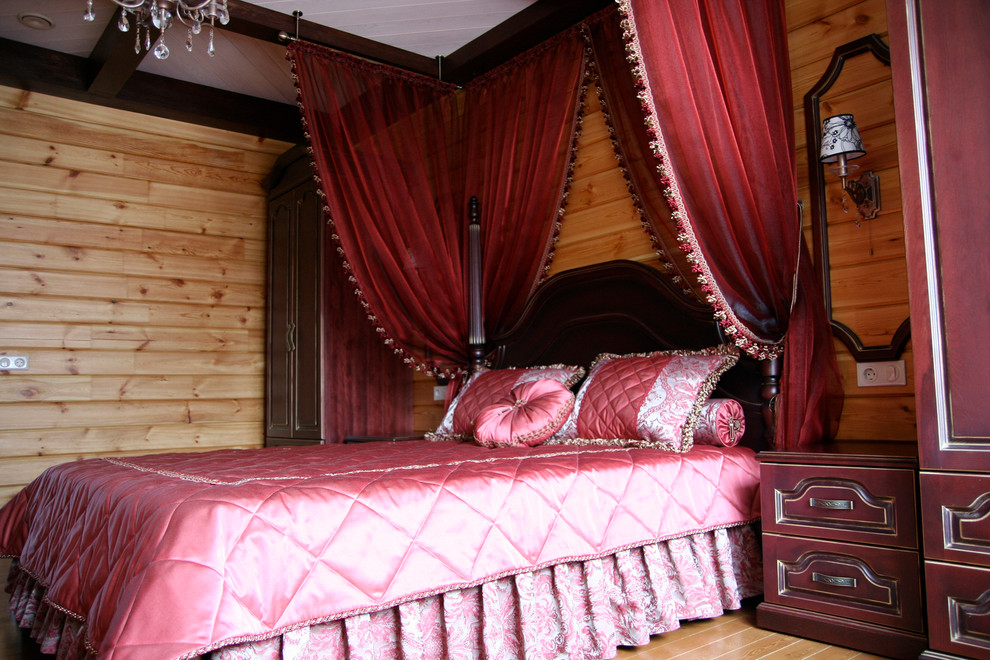 Спальня с балдахином в коттедже из клееного бруса