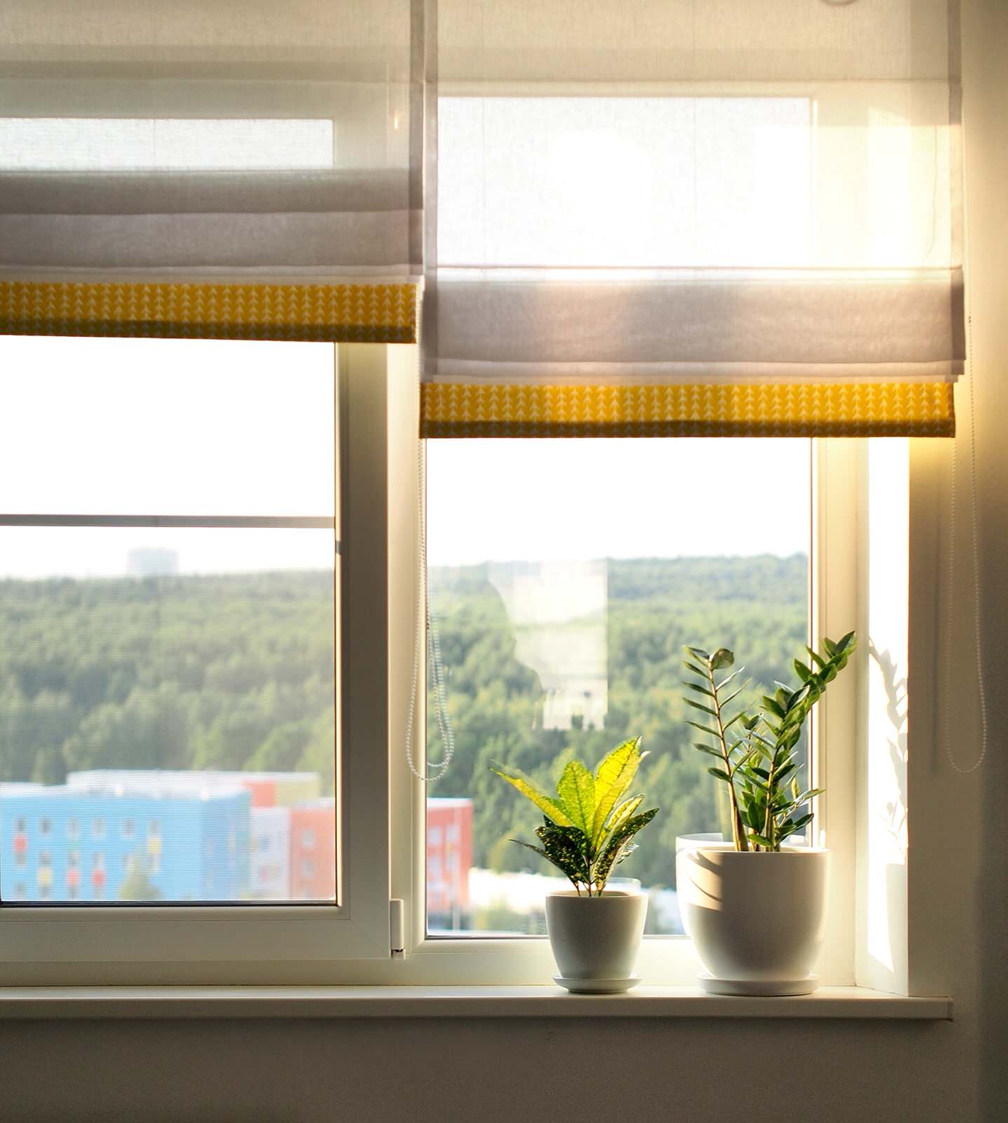 Спальня с желтыми акцентами для молодой пары