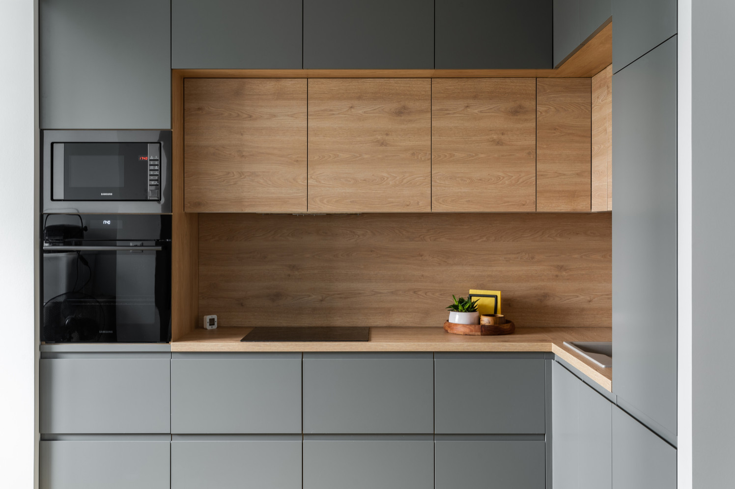 Серый и дерево под цвет пола