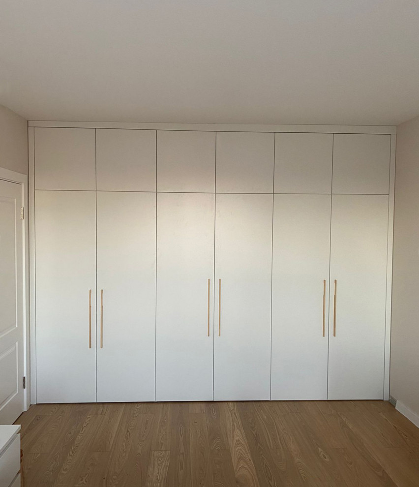 Встроенные распашные шкафы