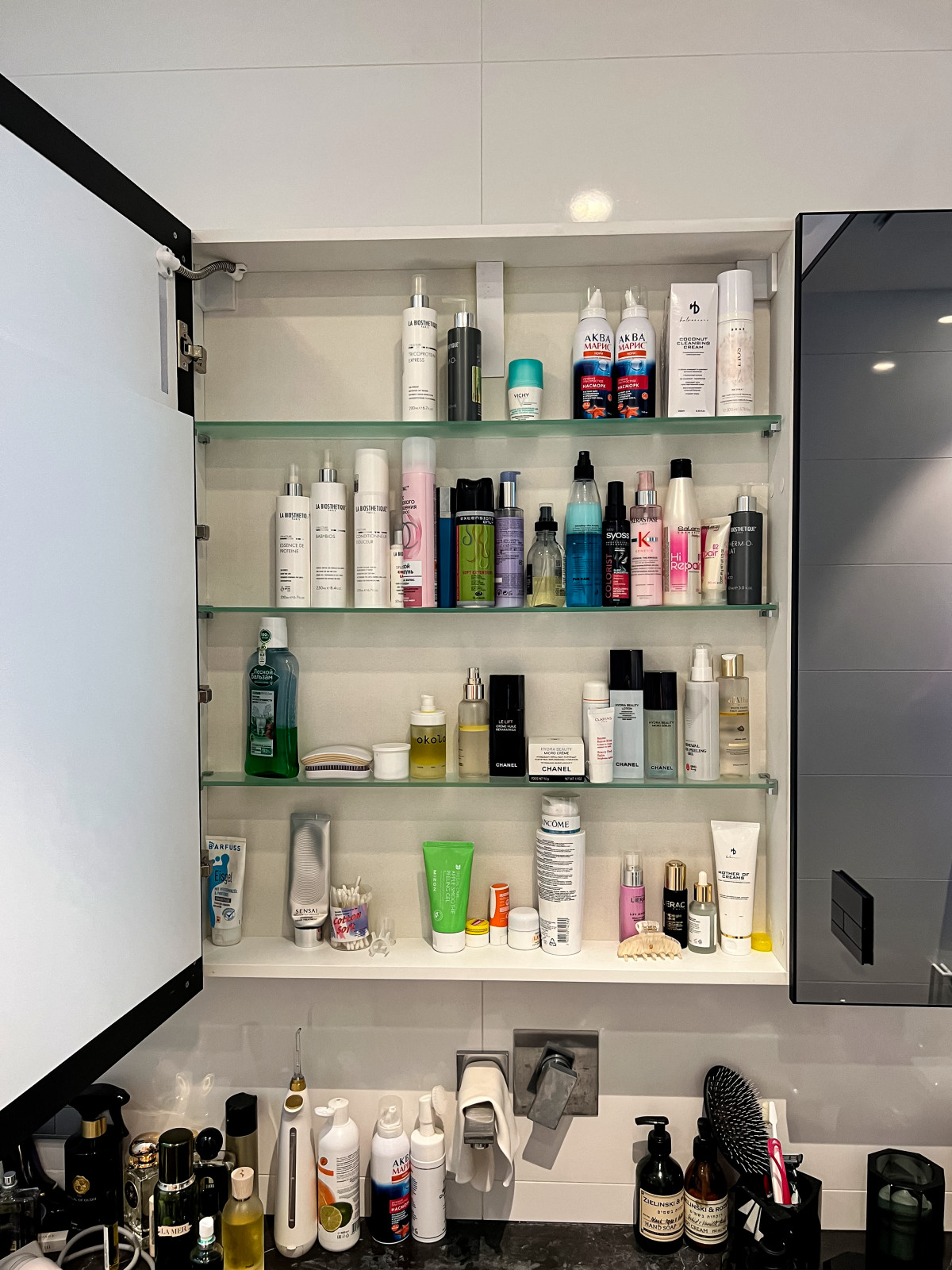 Шкаф для ванной с зеркальным интерактивным фасадом - умная мебель для ванной!