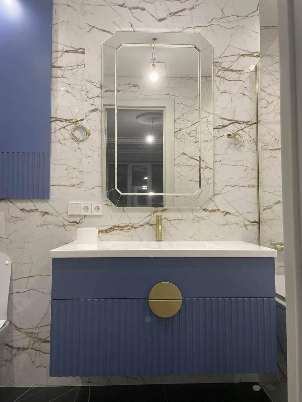 Зеркало в зеркальной раме в  ванную. Перегородка на ванной.