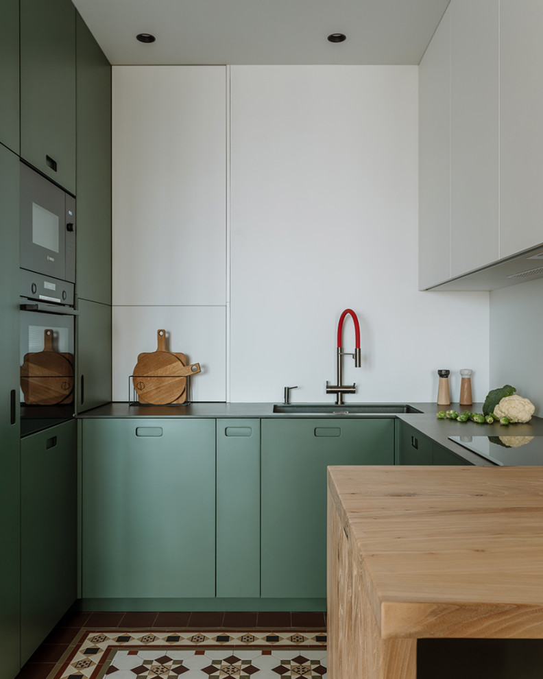 Семейная квартира с красными акцентами и видом на лес