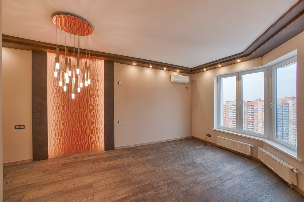 Гостиная по дизайн-проекту. Дерево с зеркальным фоном.