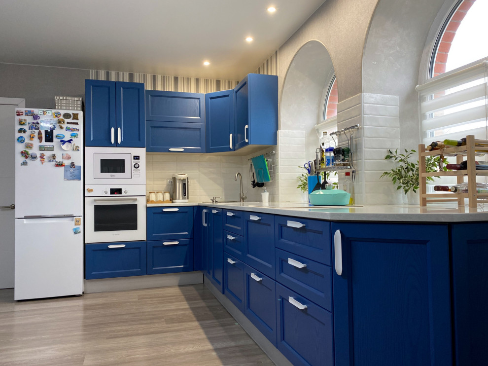 Кухня неоклассического стиля в ярких цветах