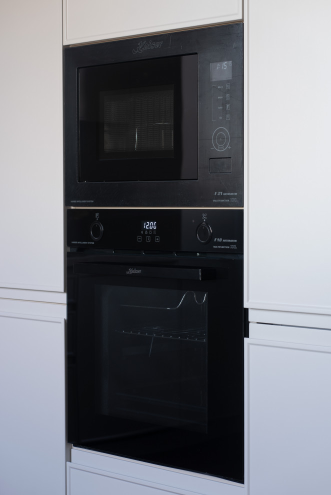 Монохромная кухня до потолка с интересными решениями