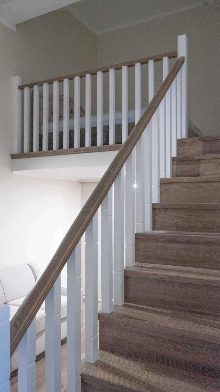 Проект 1 - Отделка бетонной лестницы массивом ясеня в частном доме в Москвее