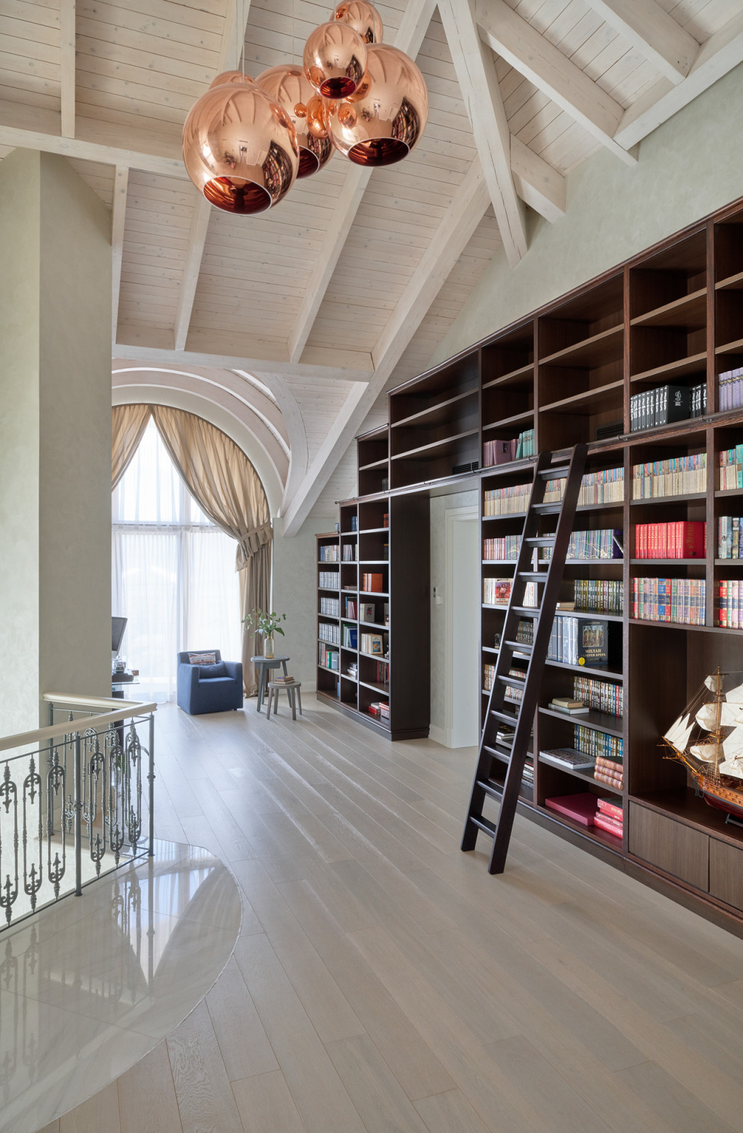 Большой загородный дом