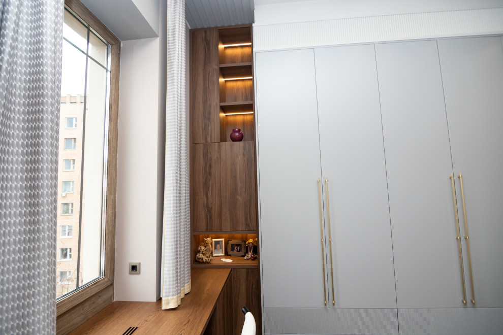 Меблировка спальни: шкаф, стеллаж и стол-подоконник