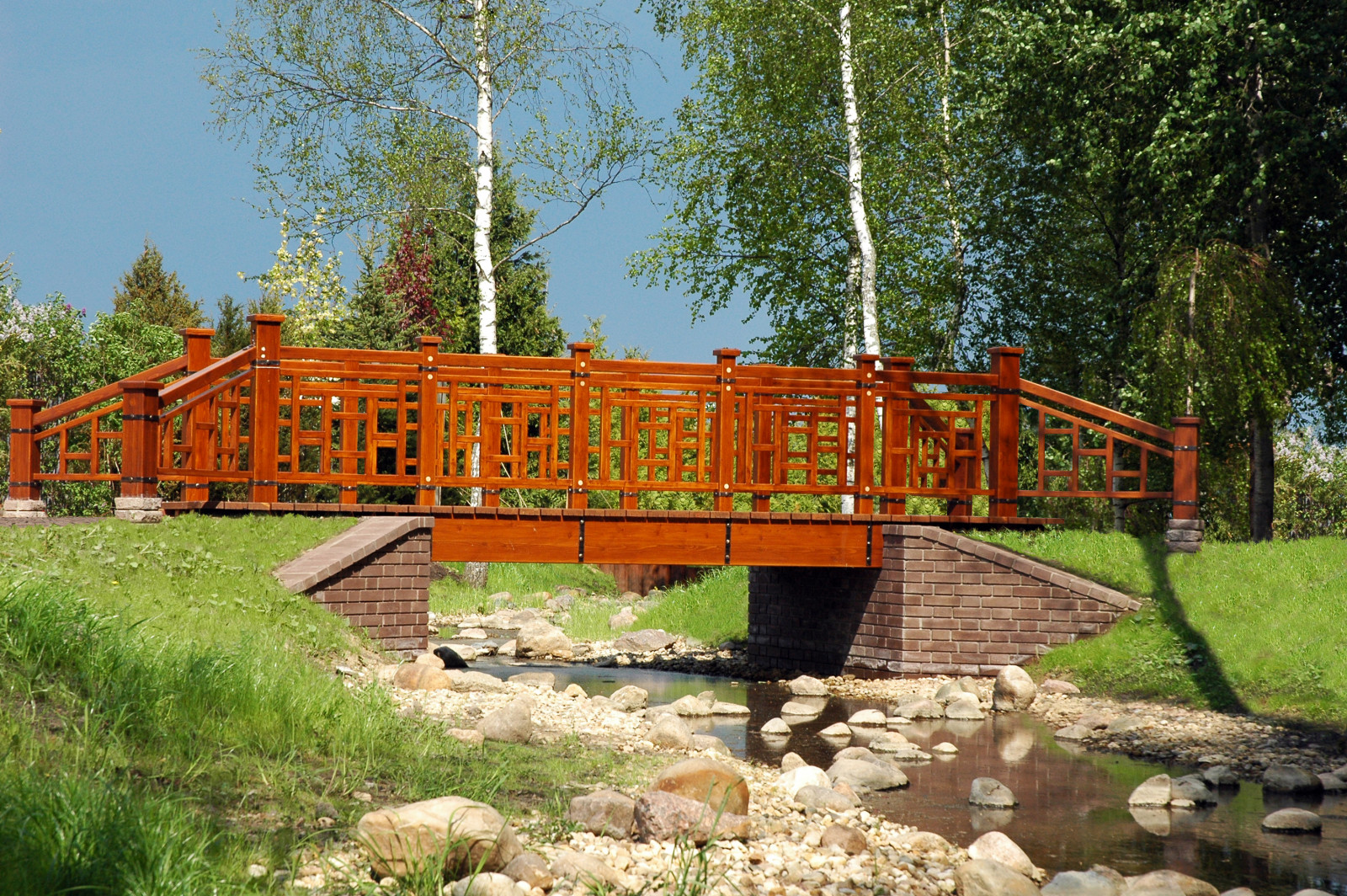 Деревянный мостик через ручей