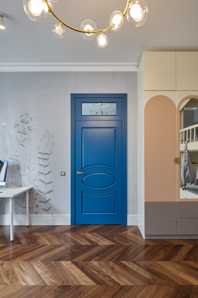 Классические двери ярко-синего цвета