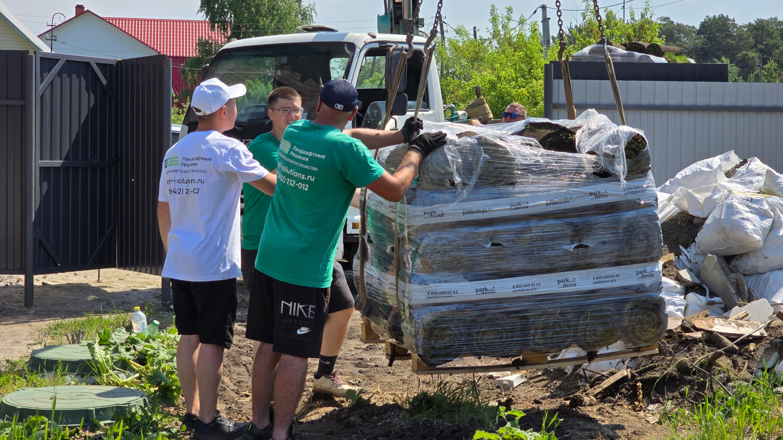 Укладка рулонного газона